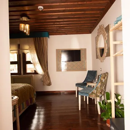 Arasta Hotel *